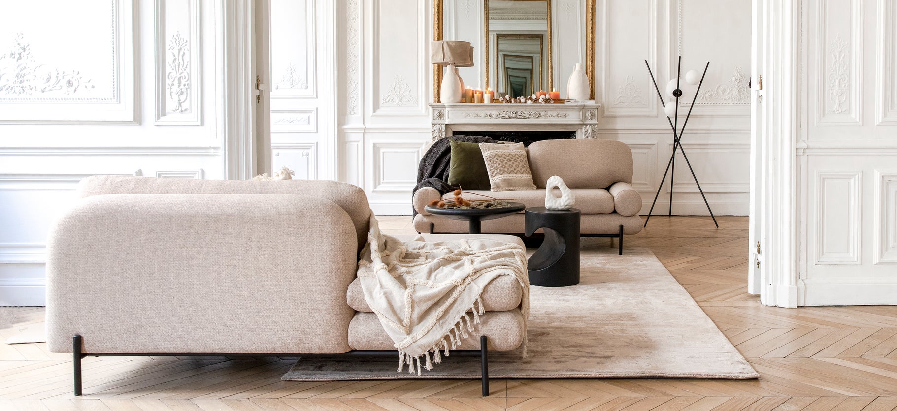 Inspiration OMNYA Recamieren rechts Taupe / Schwarz Stoff / Metall