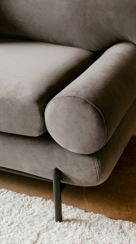 Inspiration OMNYA 3-Sitzer Sofas Schokotaupe / Schwarz Samt / Metall