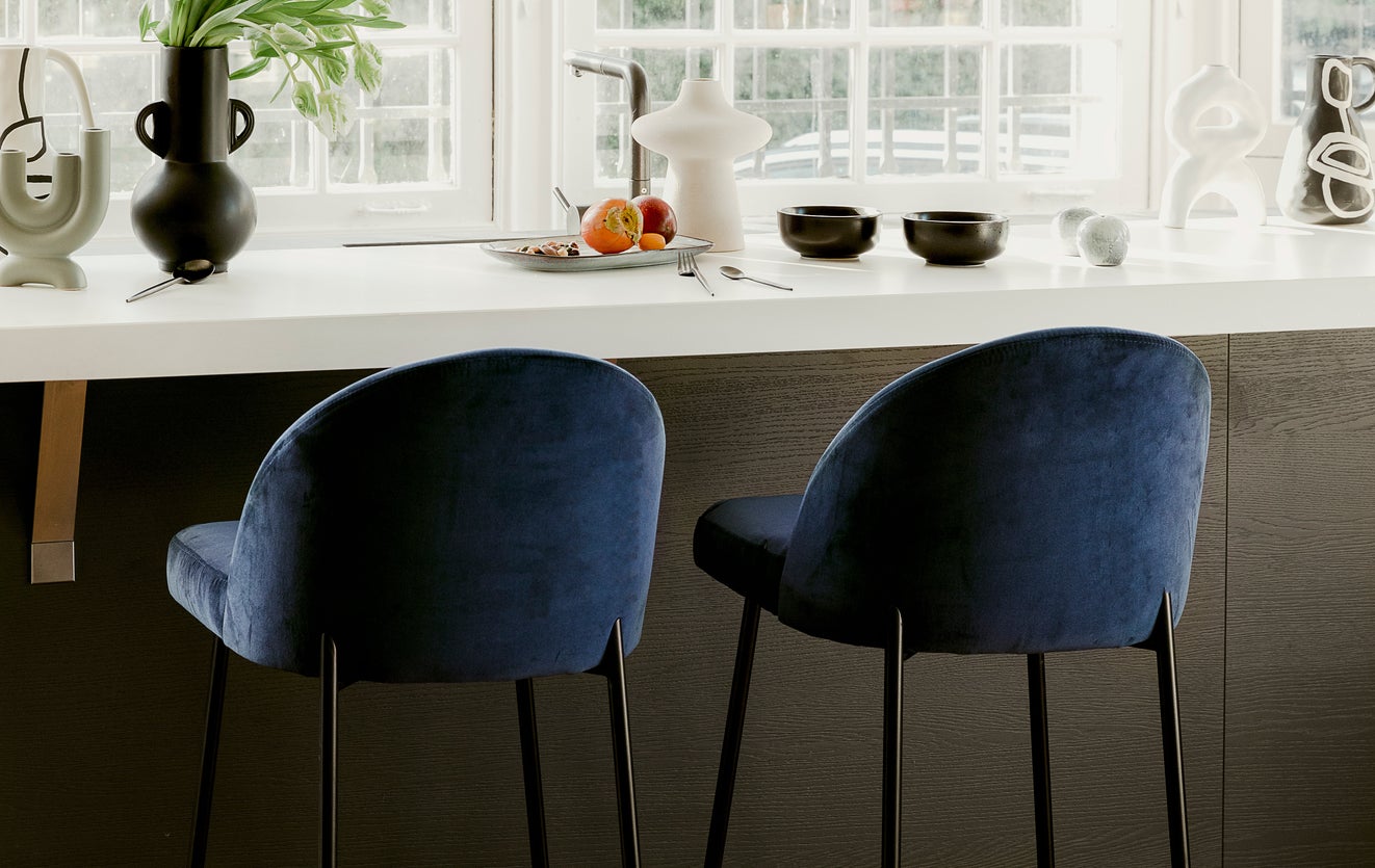 Inspiration BANE Barhocker Blau / Schwarz Samt / Metall
