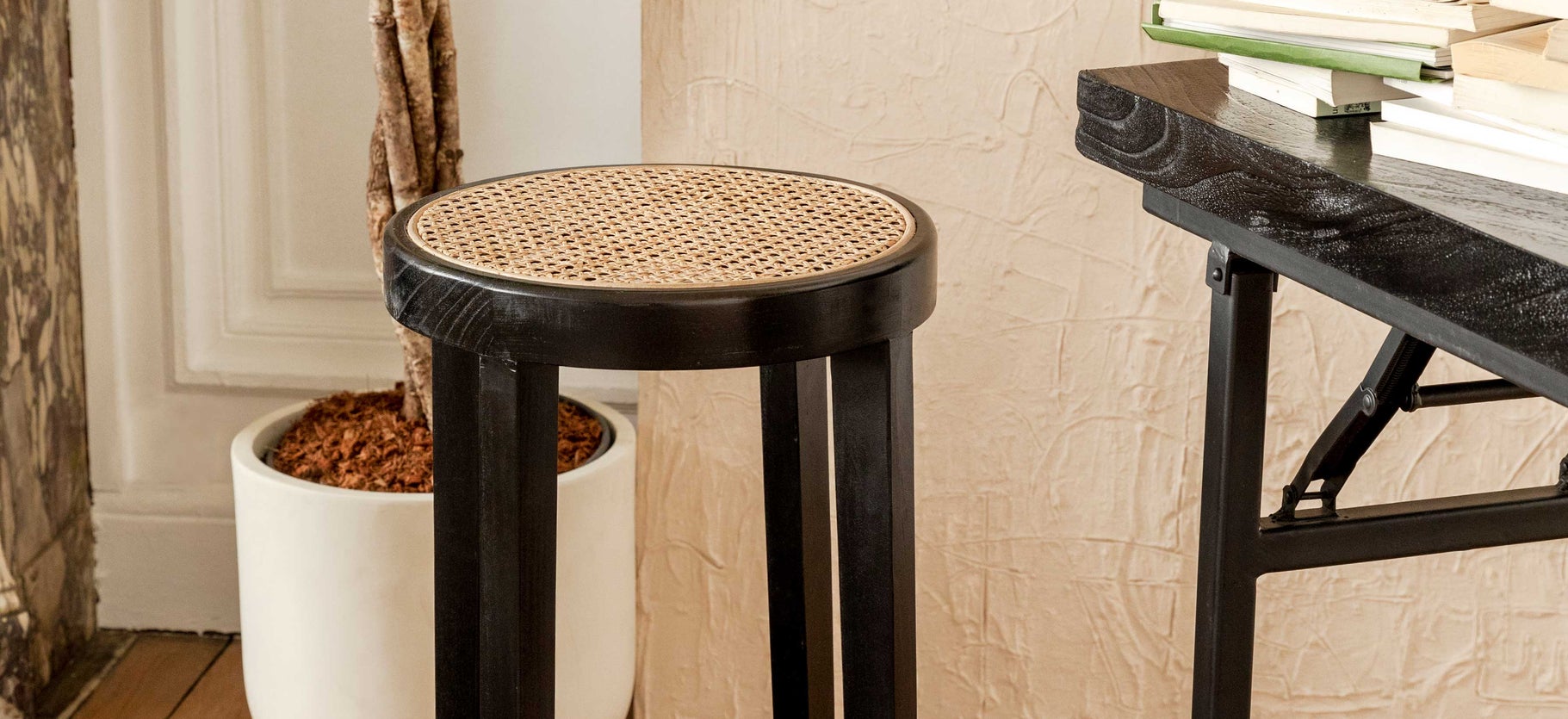 Inspiration Abbot Barhocker Schwarz / Beige Holz / Rattan