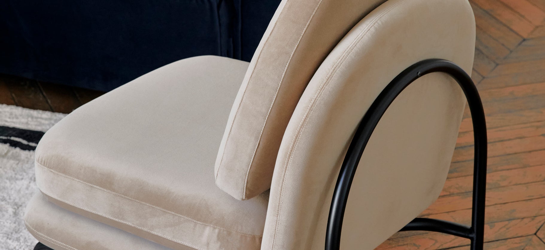 Inspiration HOXTON Sessel Taupe / Schwarz Samt / Metall