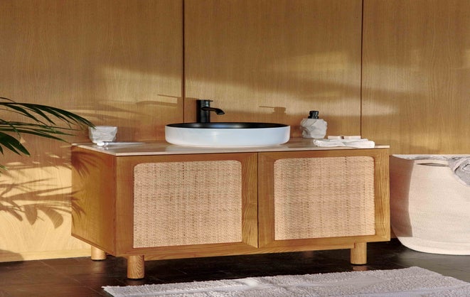 Mueble de bano, lavabo individual - Madera, ratán y travertino