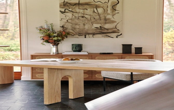Inspiration IRIS + DANBURY Tables à manger Blanc / Naturel Bouclette / Bois