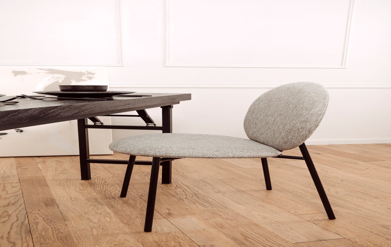 Chaise de salle à manger design en tissu beige et pieds en acier noir